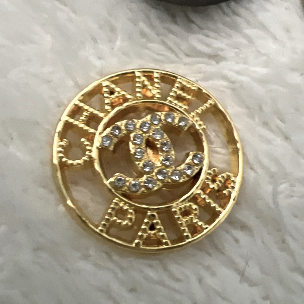 Cc style(Set 6)Chanel 24mm”Quarter”Brassy gold-Faux crystal/shank button… - Picture 4 of 9
